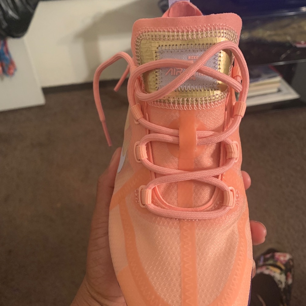 Nike Vapormax, size 5 in women, never worn - Picture 2 of 3